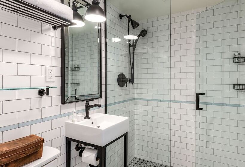 스탠다드 스튜디오 더블 침대, Theodore