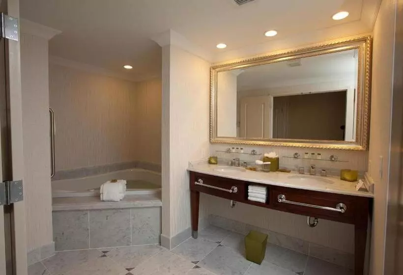 キングサイズベッドのスイートルーム, Town & Country Inn And Suites