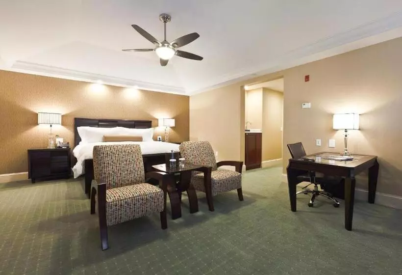 キングサイズベッドのスイートルーム, Town & Country Inn And Suites