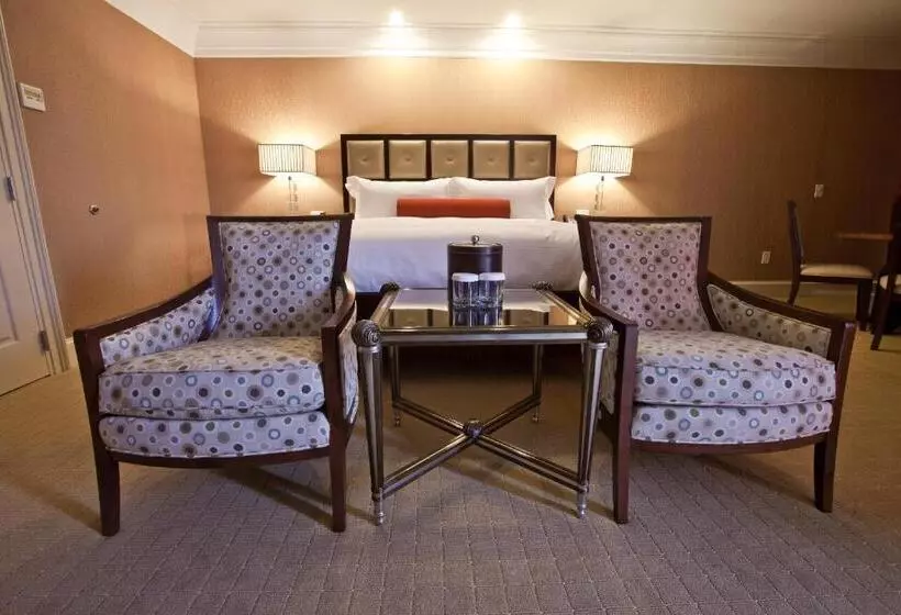 スーペリアースイート, Town & Country Inn And Suites