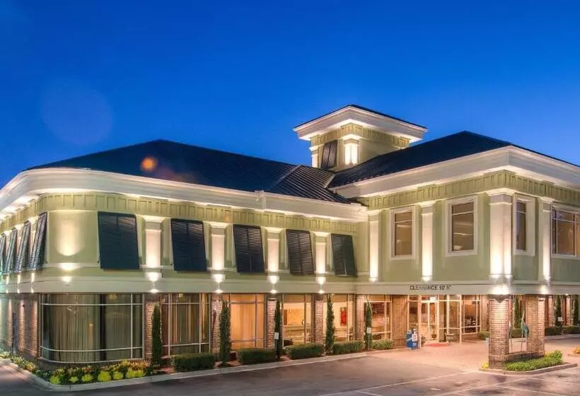 スーペリアースイート, Town & Country Inn And Suites