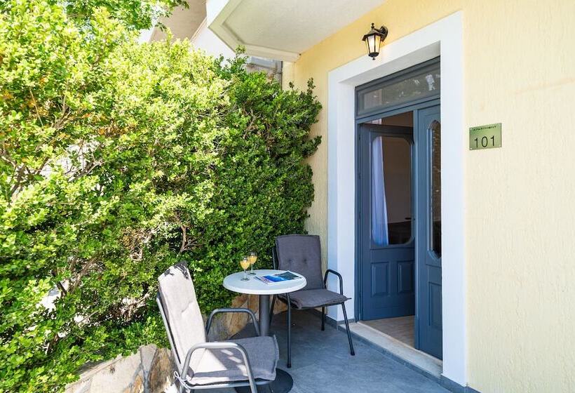 شقة غرفة واحدة مزودة بتراس, Bacan Serviced Apartments