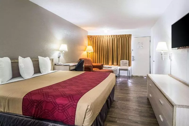 キングサイズベッドのスタンダードルーム, Econo Lodge Airport I35 North