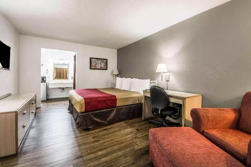 キングサイズベッドのスタンダードルーム, Econo Lodge Airport I35 North