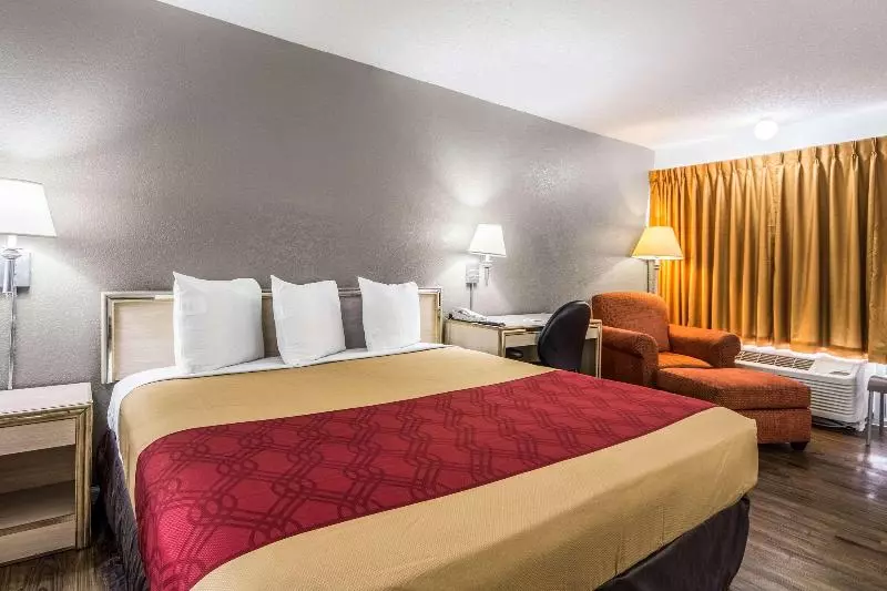 キングサイズベッドのスタンダードルーム, Econo Lodge Airport I35 North