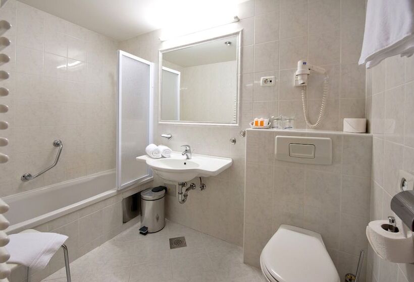 高级大房间, Kompas