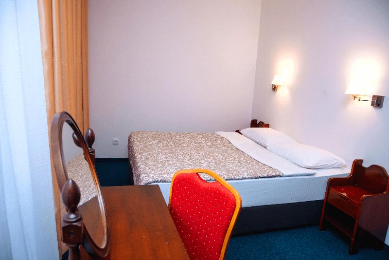 اتاق خانوادگی, Slavija