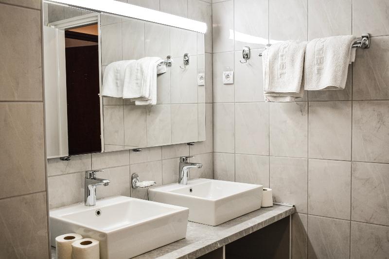 اتاق خانوادگی, Slavija