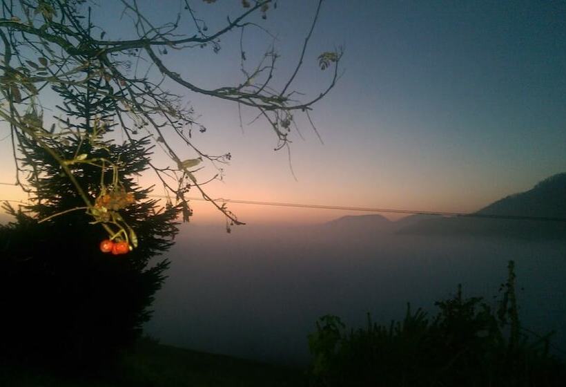 اتاق خانوادگی با چشمانداز کوه, Trojane