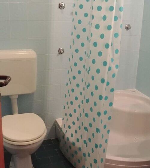 اتاق خانوادگی با چشمانداز کوه, Trojane