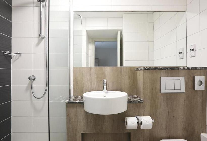 스탠다드 스튜디오, Cairn Hotel & Apartments