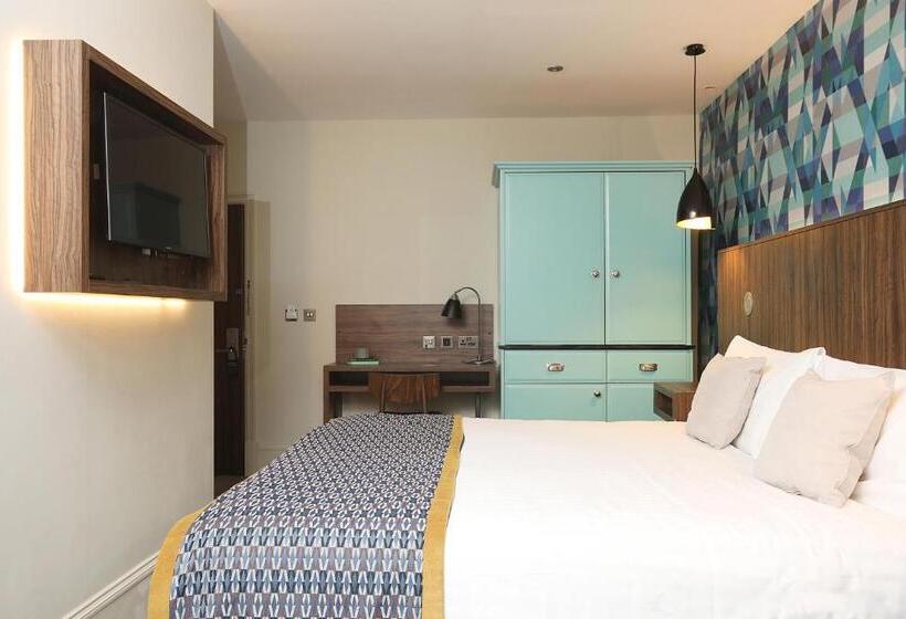 스탠다드 스튜디오, Cairn Hotel & Apartments