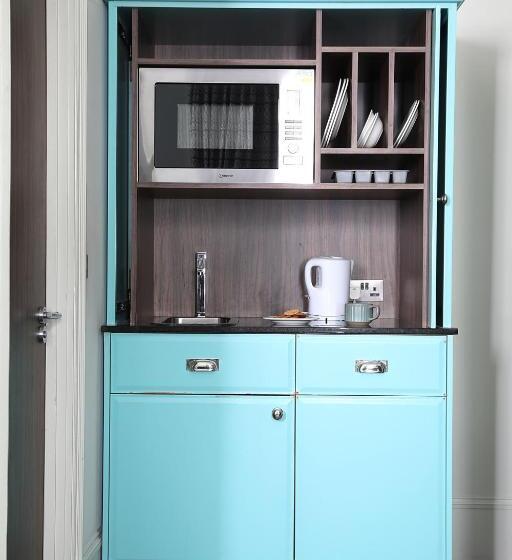 스탠다드 스튜디오, Cairn Hotel & Apartments