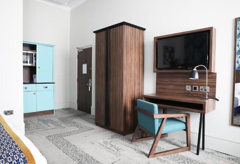 스탠다드 스튜디오, Cairn Hotel & Apartments