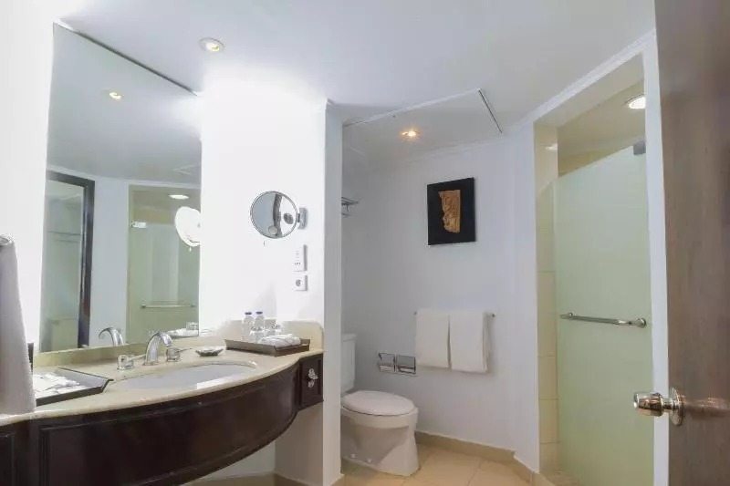 プールの見えるデラックスルーム, Sheraton Senggigi Beach Resort