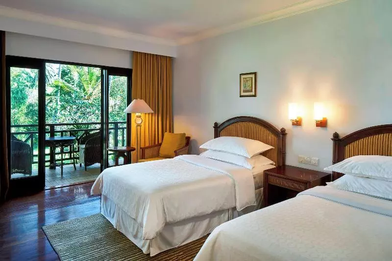 プールの見えるデラックスルーム, Sheraton Senggigi Beach Resort