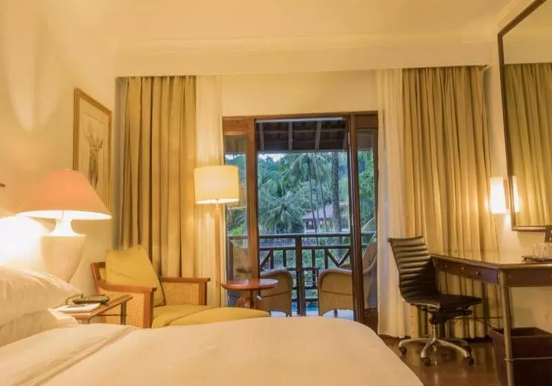 プールの見えるデラックスルーム, Sheraton Senggigi Beach Resort