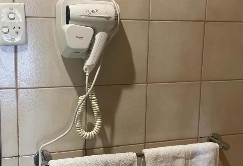 Семейный Номер, Pavlos Motel