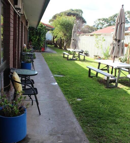 家庭间, Pavlos Motel