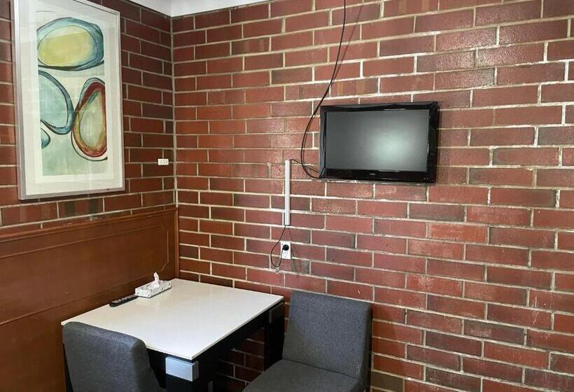 家庭间, Pavlos Motel