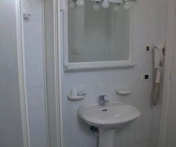 Standard Kolmen Hengen Huone, Conte
