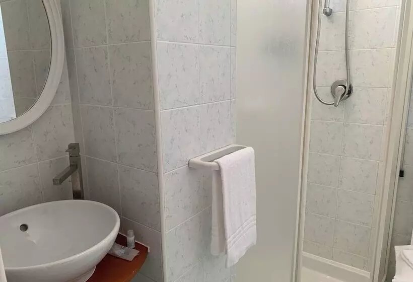 Standard Yhden Hengen Huone, Conte