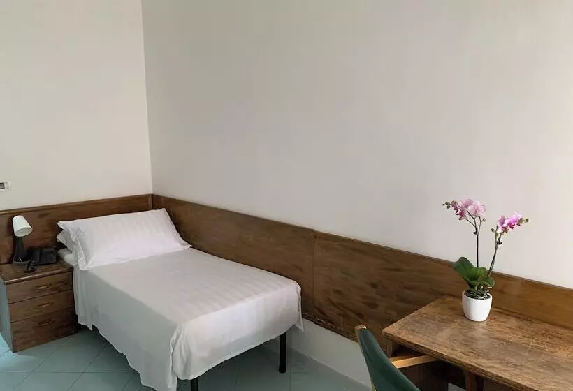 Standard Yhden Hengen Huone, Conte