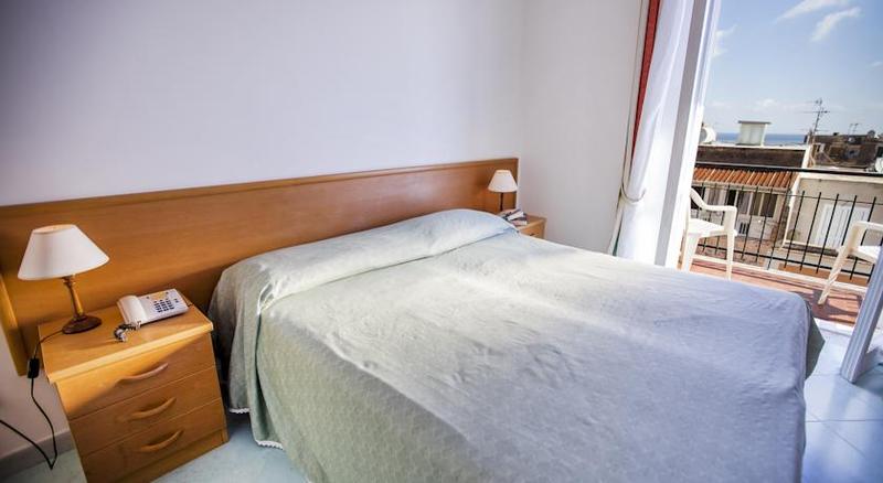 اتاق استاندارد با بالکن, Conte