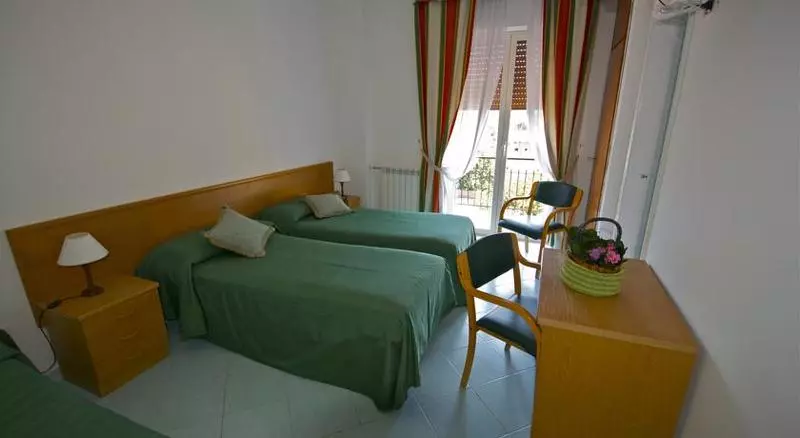 Standard Kolmen Hengen Huone, Conte