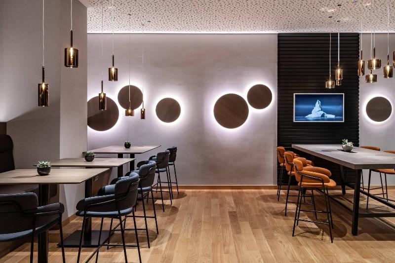 キングサイズベッドのクラブルーム, Frankfurt Marriott