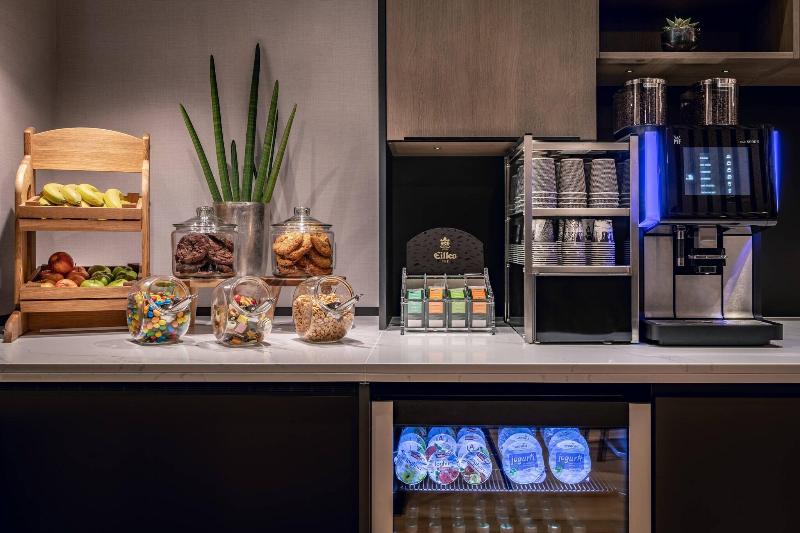 キングサイズベッドのクラブルーム, Frankfurt Marriott