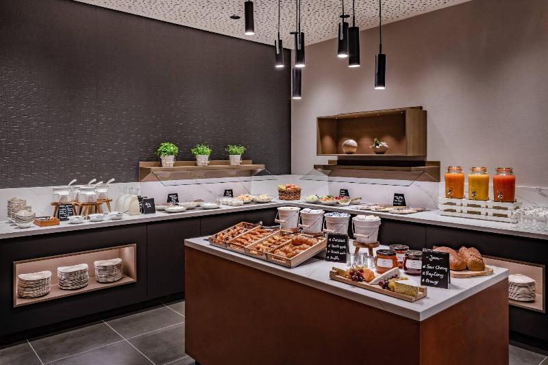 キングサイズベッドのクラブルーム, Frankfurt Marriott