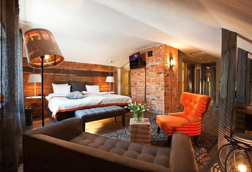 سوییت جونیور, Hesselby Slott