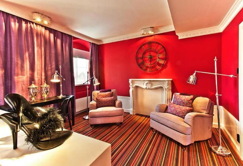 سوییت جونیور, Hesselby Slott