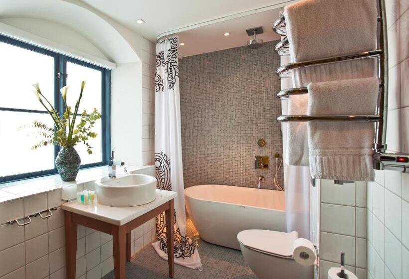 سوییت جونیور, Hesselby Slott