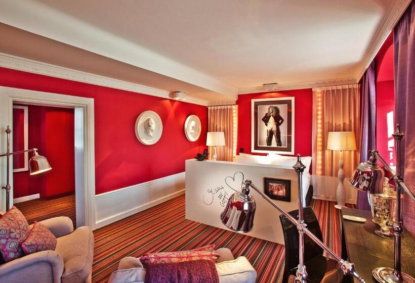 سوییت جونیور, Hesselby Slott