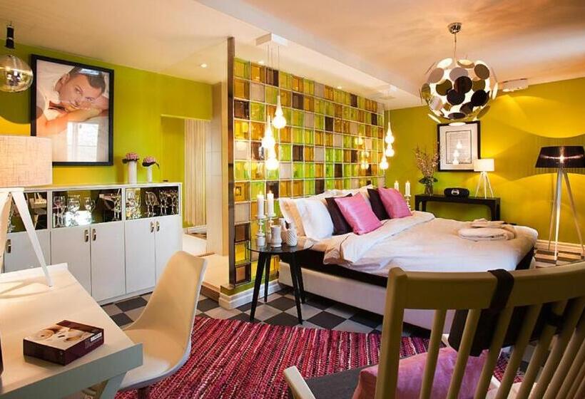 سوییت جونیور, Hesselby Slott