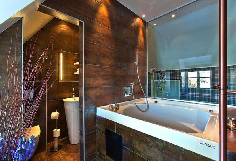 سوییت جونیور, Hesselby Slott