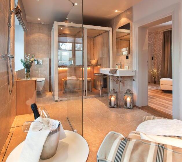 سوییت جونیور, Hesselby Slott