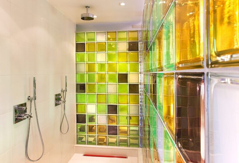 سوییت جونیور, Hesselby Slott