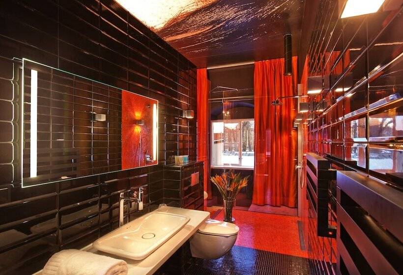 سوییت جونیور, Hesselby Slott