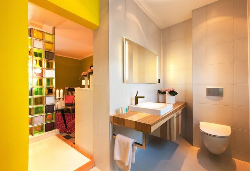 سوییت جونیور, Hesselby Slott