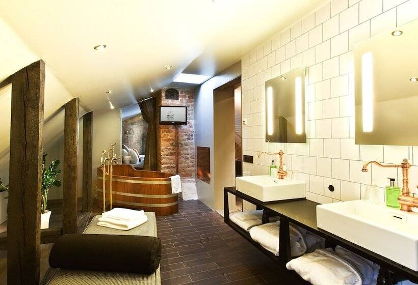 سوییت جونیور, Hesselby Slott