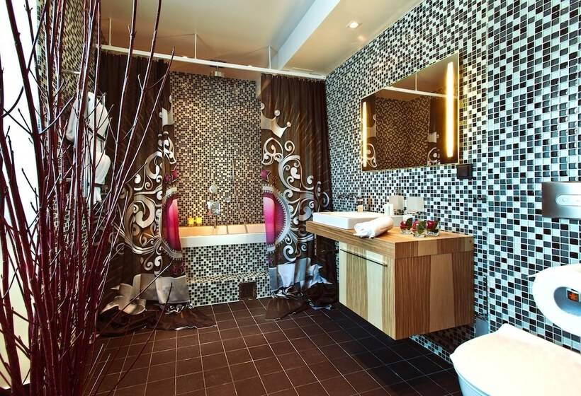 سوییت جونیور, Hesselby Slott