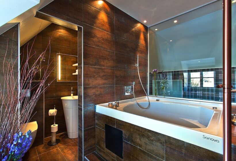 سوییت جونیور, Hesselby Slott