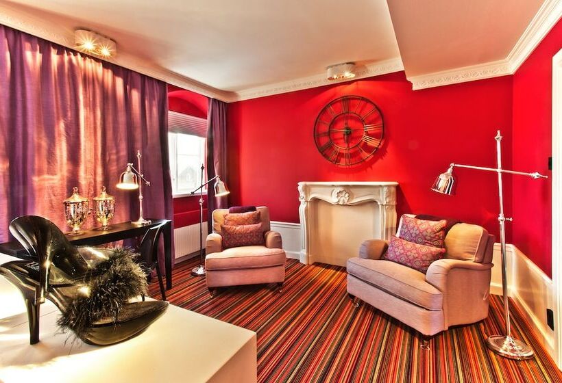 سوییت جونیور, Hesselby Slott