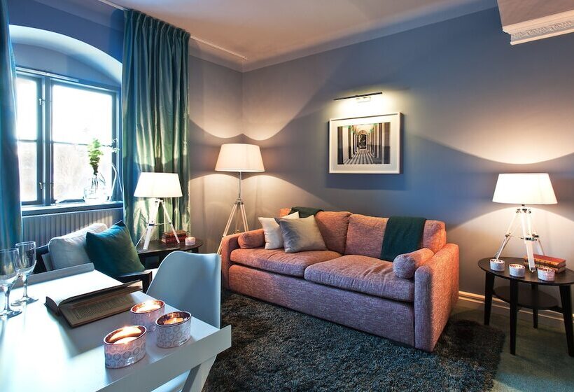 سوییت جونیور, Hesselby Slott