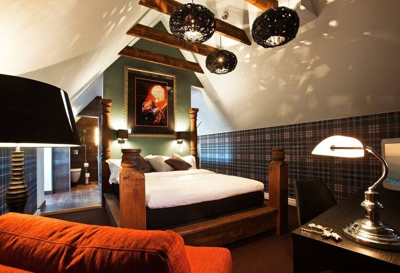 سوییت جونیور, Hesselby Slott