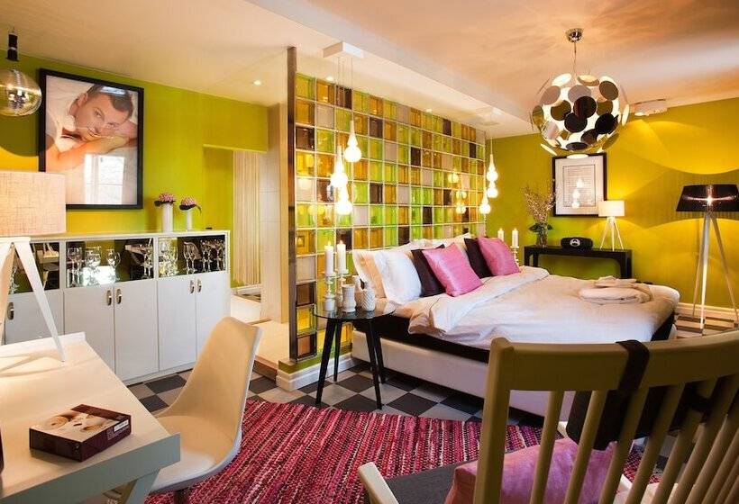 سوییت جونیور, Hesselby Slott