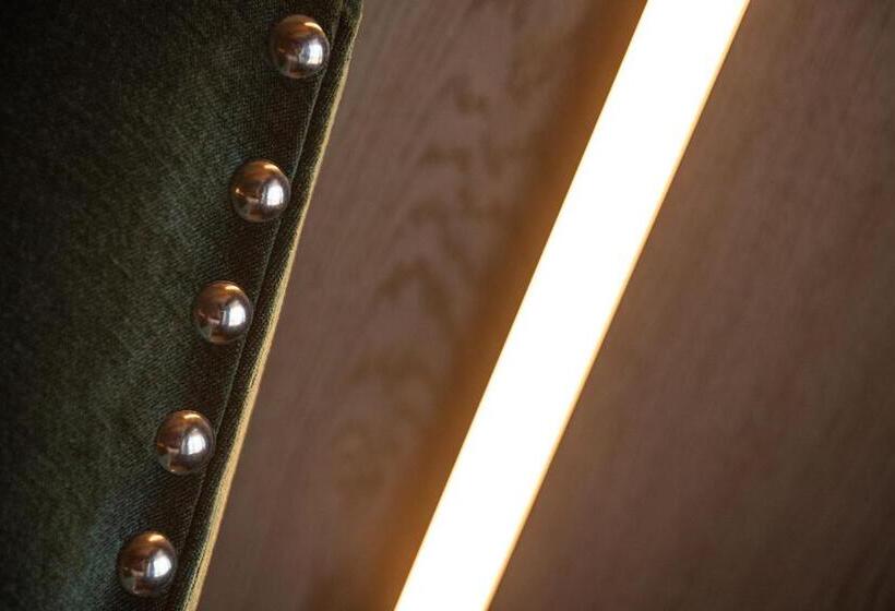 سوییت, Naudi Boutique Adults Only